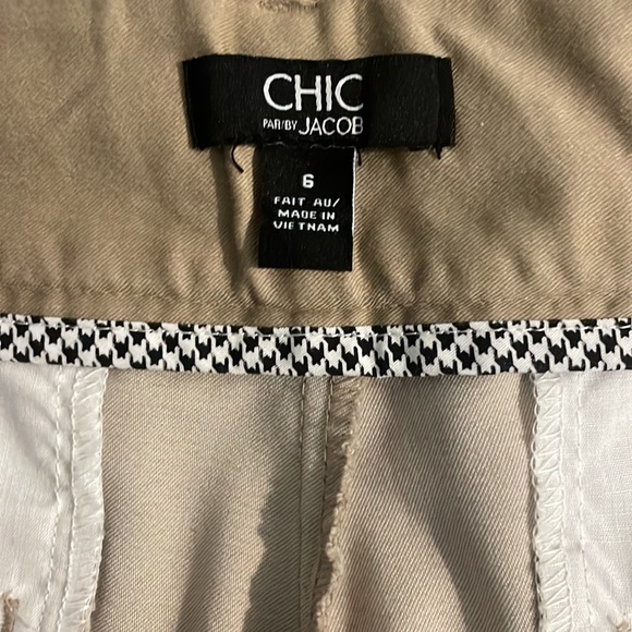 2/$30 Chic by Jacob Beige Capri Pants Size 6 - Picture 13 of 14